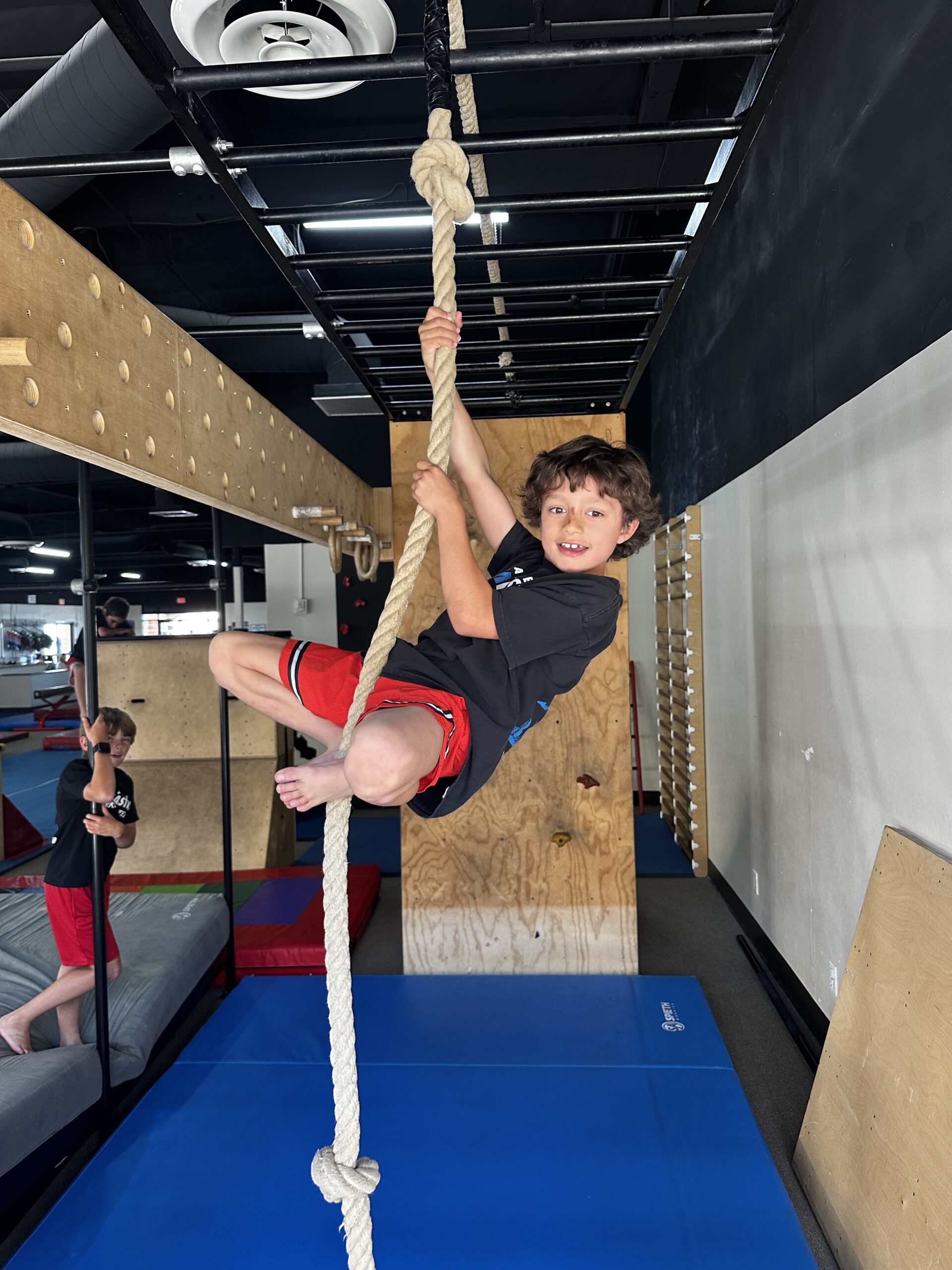 A kid climbing a rope